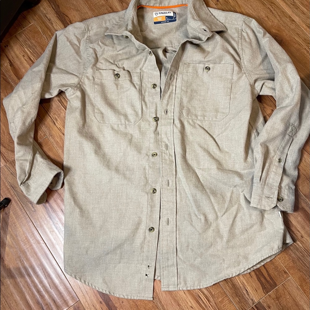 Hunting Gear Magellan Outdoors khaki tan button down size small